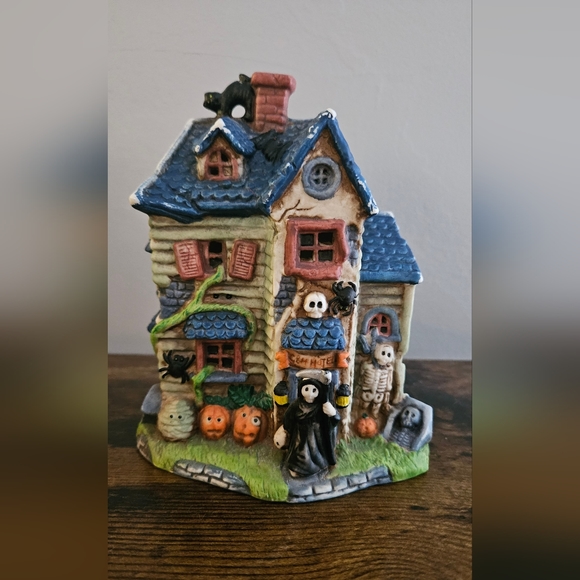 Light-Up Haunted House Halloween Decor - Picture 1 of 12